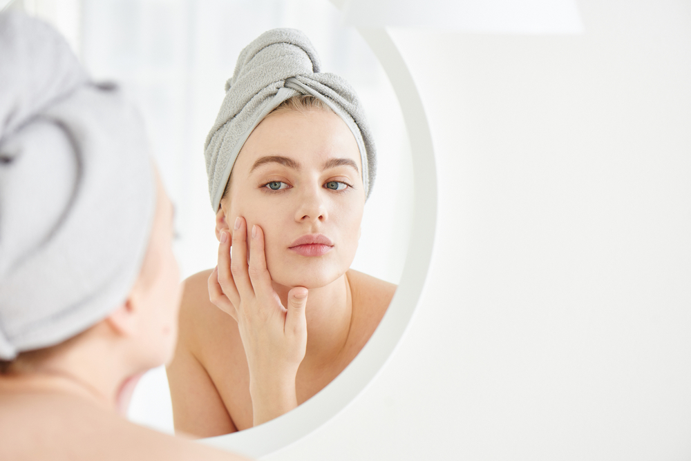 Collagen suy giảm khiến da xuất hiện nhiều dấu hiệu lão hóa: nếp nhăn, sạm nám, lỗ chân lông to...