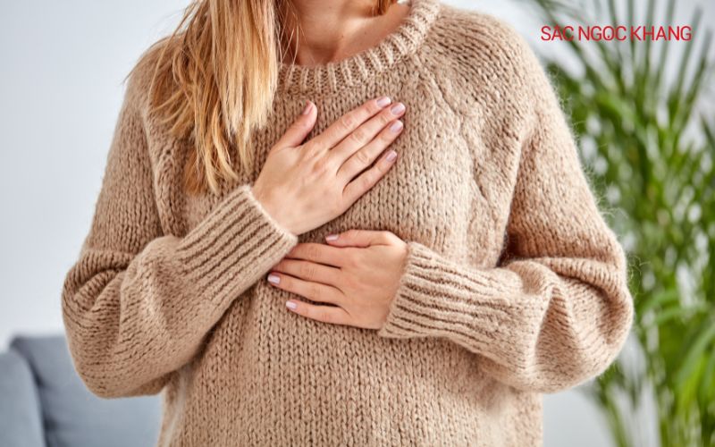 Cơn đau tim thường kéo dài và có thể lan ra phía sau lưng, tay trái, hoặc hàm