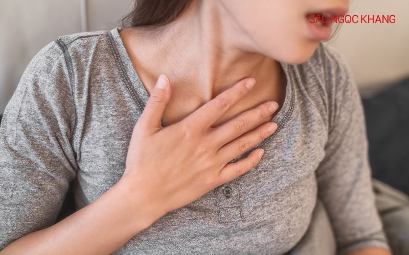 Các dấu hiệu như khó thở đột ngột hoặc mệt mỏi không giải thích được có thể là dấu hiệu của bệnh tim