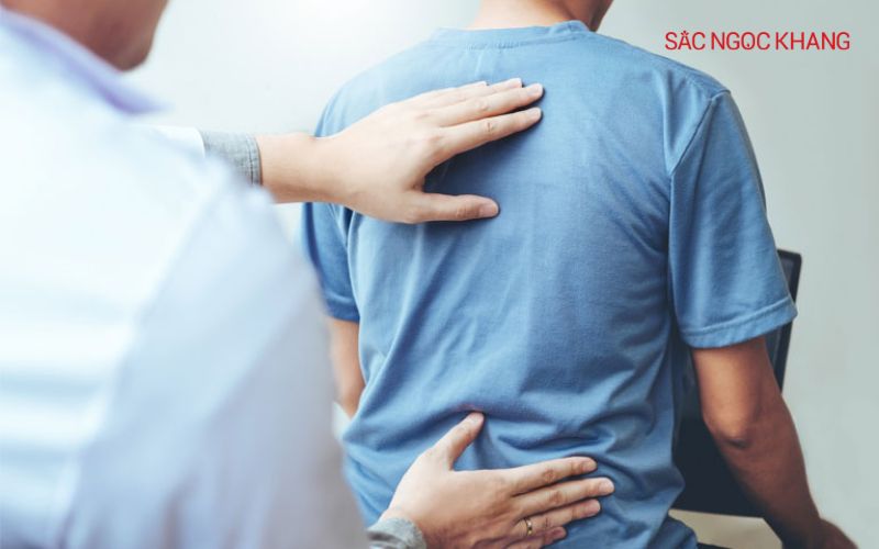 Nếu cơn đau không giảm bớt sau vài phút hoặc có các dấu hiệu bất thường, bạn cần phải đặc biệt chú ý