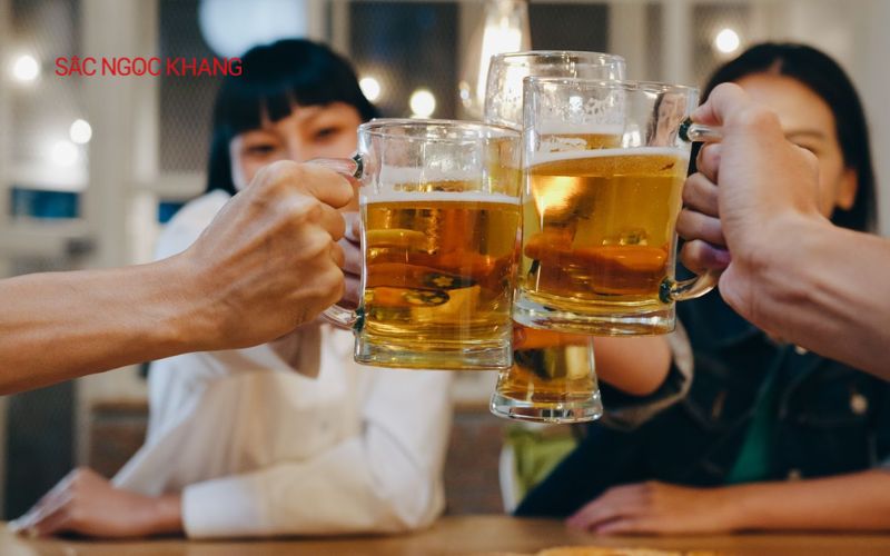 Rượu, bia hay các chất kích thích sẽ khiến cơ thể mất nước