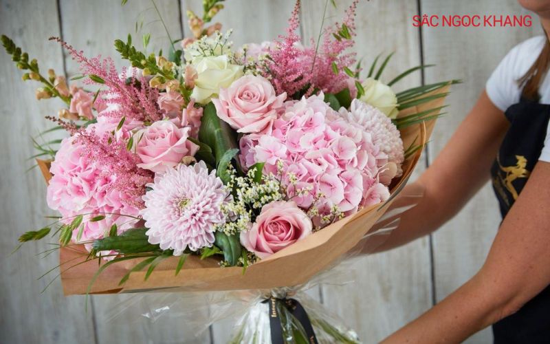 Tặng hoa cúc không chỉ đẹp mắt mà còn chuyển tải thông điệp yêu thương và trân trọng