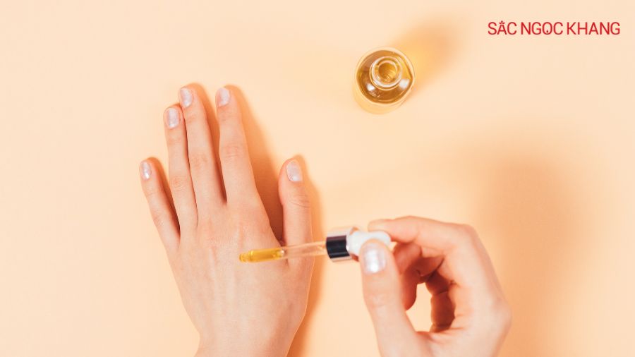 Dầu oliu dưỡng ẩm sâu, làm mềm da, giảm bong tróc.