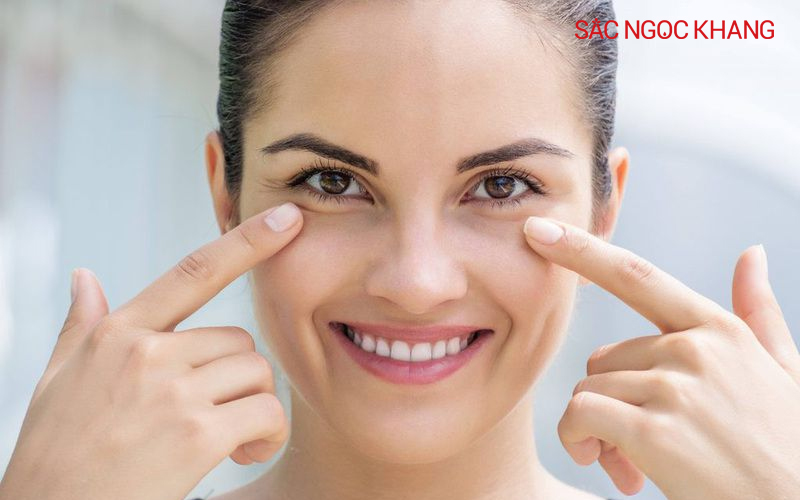 Massage nhẹ nhàng dưới mắt có thể cải thiện sự lưu thông máu