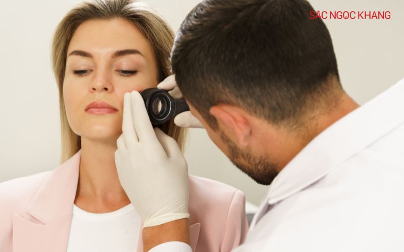 Bác sĩ da liễu sẽ kiểm tra và tư vấn cách chăm sóc da