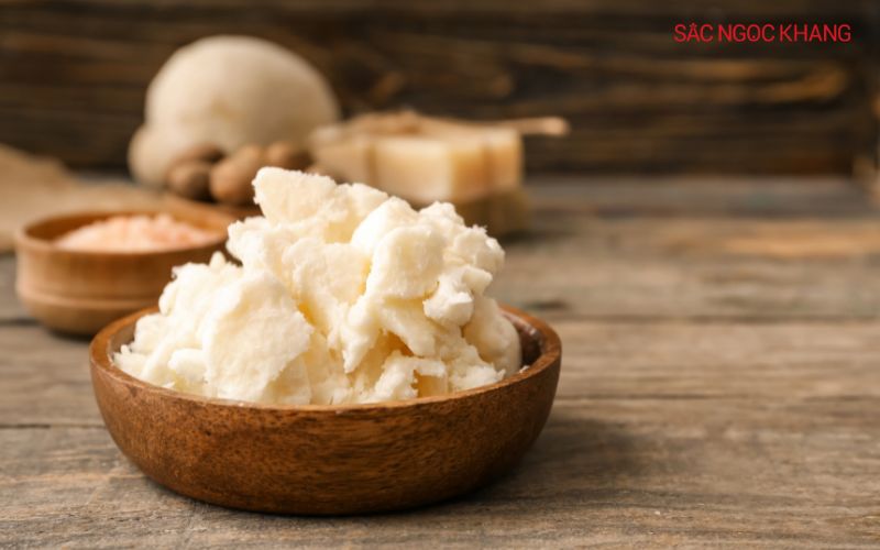 Shea butter thường được thêm vào kem dưỡng ẩm cho da khô