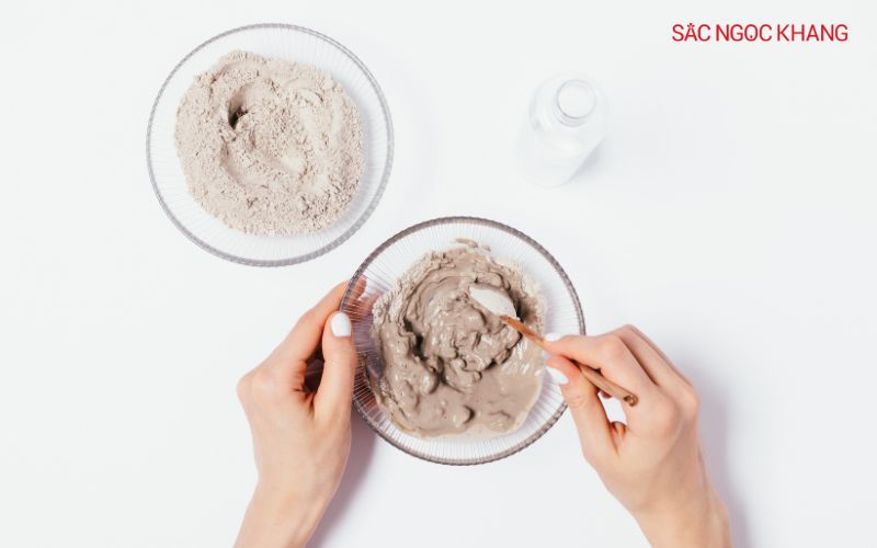 Đất sét có khả năng hấp thụ dầu thừa, bã nhờn và độc tố