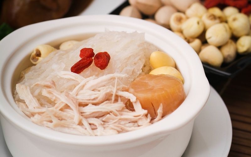 Chưng yến táo đỏ cho bé